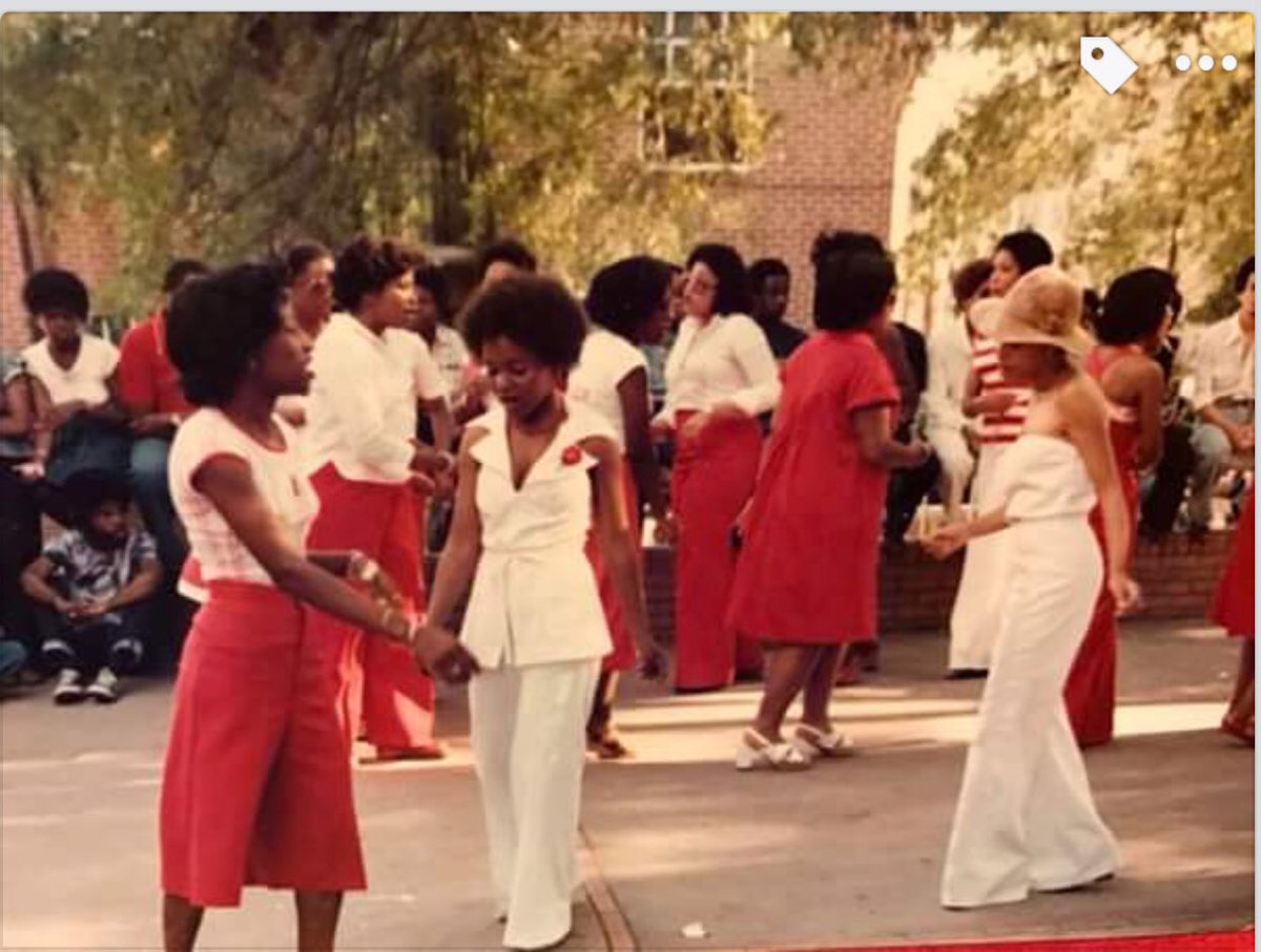 gammalambdadst's tweet image. #FLASHBACKFRIDAY ❤️ We would like to take this moment to highlight Sorors from Fall 74 and Fall 75 lines. Fall 74 gather to welcome Fall 75 on the University Plaza ❤️🐘 #GLMade #DST #JCSU