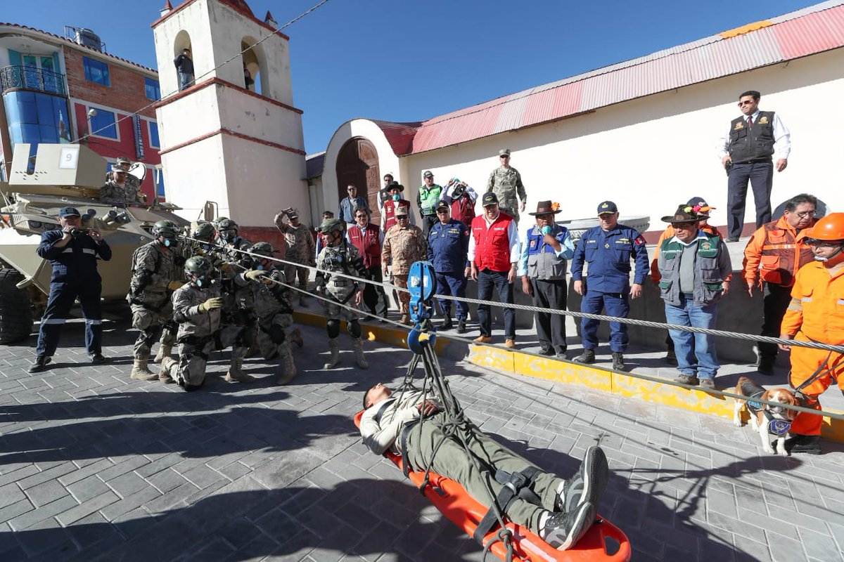 MindefPeru's tweet photo. Ministro de Defensa, acompañado por los Cmdtes Grales del @EjercitoPeru y @naval_peru, y el jefe de @indeciperu, supervisó el desarrollo del #SimulacroMultipeligro2018, que contó con activa participación de la población local en el distrito de San Cristóbal de Calacoa, Moquegua. https://t.co/8A0jy3PN6X