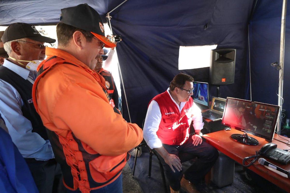 MindefPeru's tweet photo. Ministro de Defensa, acompañado por los Cmdtes Grales del @EjercitoPeru y @naval_peru, y el jefe de @indeciperu, supervisó el desarrollo del #SimulacroMultipeligro2018, que contó con activa participación de la población local en el distrito de San Cristóbal de Calacoa, Moquegua. https://t.co/8A0jy3PN6X