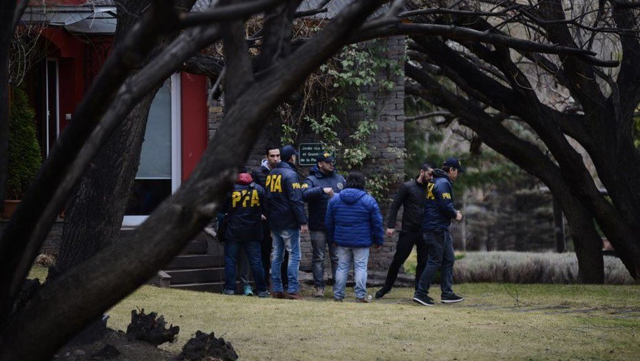 compactoweb's tweet photo. Allanan la casa de Cristina en El Calafate
#AllanamientoACFK #NoMeArrepiento https://t.co/BmHUCykj8k https://t.co/eu08ob50sI