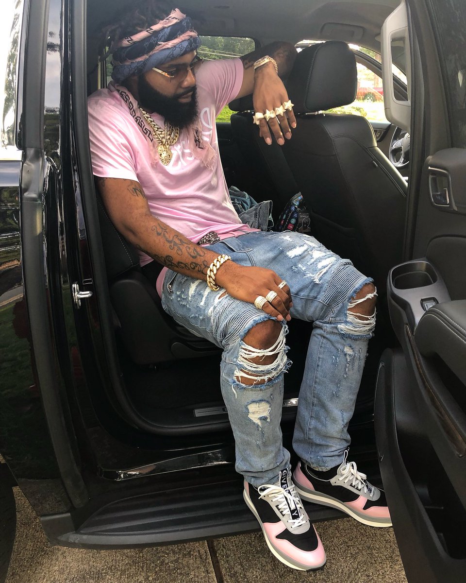 MoneyMan's tweet photo. These b****** call me Aladdin https://t.co/7b1Q3JeaxA