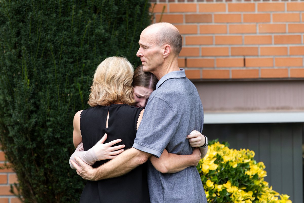 georgefox's tweet photo. This afternoon parents prayed over new students and shed a few tears before heading home. #welcomeweekend2018 https://t.co/klStMgryxn