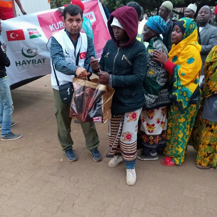 IslamicDevelop1's tweet photo. In the spirit of sharing during Eid ul Adh'ha, IDEG in collaboration with Turkish NGOS namely, @HEKVA_ @HayratAid AID, @CansuyuDernegi and@HayatEliDernegi joined many families across Kenya in Festivities. From Nairobi to Kakamega to Kakuma refugee camp. 3000 families benefited. https://t.co/NnNIQoW6Su