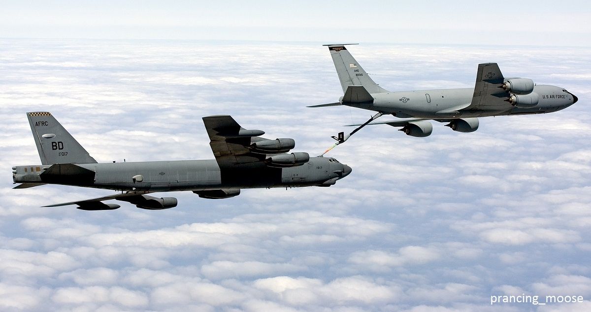 Puneaviation's tweet photo. B-52H having a drink from a KC-135R, shot from another B-52H 
#LearnWithPuneAviation #PilotGroundClasses #aircrafts  #pilotlife #DGCA #ICAO #Boeing #Airbus #flying #PuneAviation #aviators #aviationgeek #aviationlife #loveatfirstflight #b52h #kc135r #AirToAirRefueling https://t.co/957Y2fmNTk