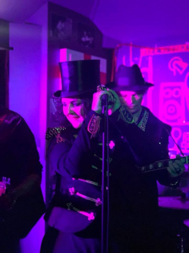 SkinBlisterBand's tweet photo. @TheGoatBerko Great night at The Goat in Berko! Thanks Jules &amp; Jules. Today we are playing @windsoretonbrew See you there at 5pm 🍺🍺🍺🍺🎵🎵🎵🎵#Beer #realale #brewery #craftbeer https://t.co/A7tYzgLnbh