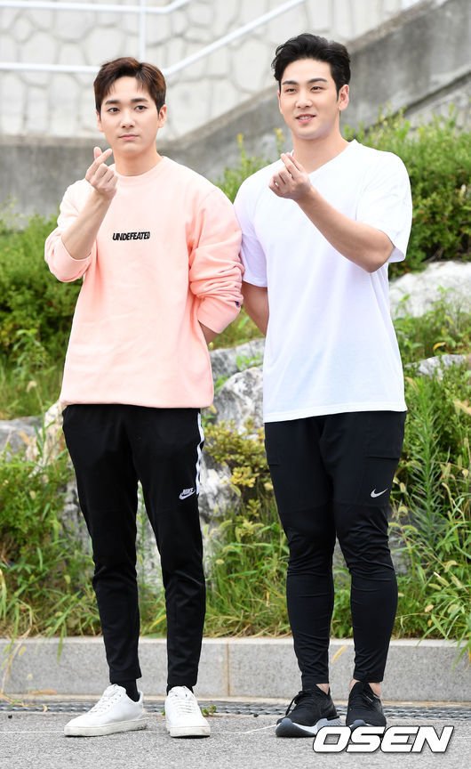 Nuestwardrobe's tweet photo. [180901 #INK #BAEKHO 🐯]
@NUESTNEWS

💖 NIKE

(Baekho also wore them for ISAC)
#강동호  #KangDongHo #백호
#뉴이스트 #NUEST #뉴이스트W #nuestwardrobe #pledisnuest https://t.co/HR4rmYyTqT