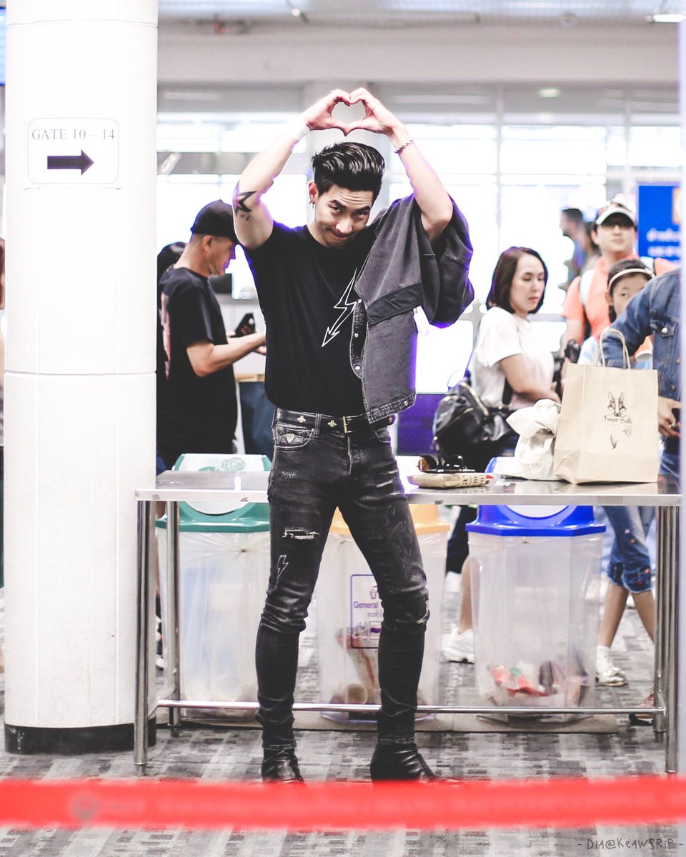 keawsrip's tweet photo. ผมรักคนเชียงใหม่ เพราะผมว่าคนเชียงใหม่น่ารัก เป็นคนมีเสน่ห์ 😈 จริงป่ะ 55555 เดินทางปลอดภัยนะโน่ ไม่ได้กลับด้วยน้า @mootono_pk https://t.co/kdqAvq6i1u