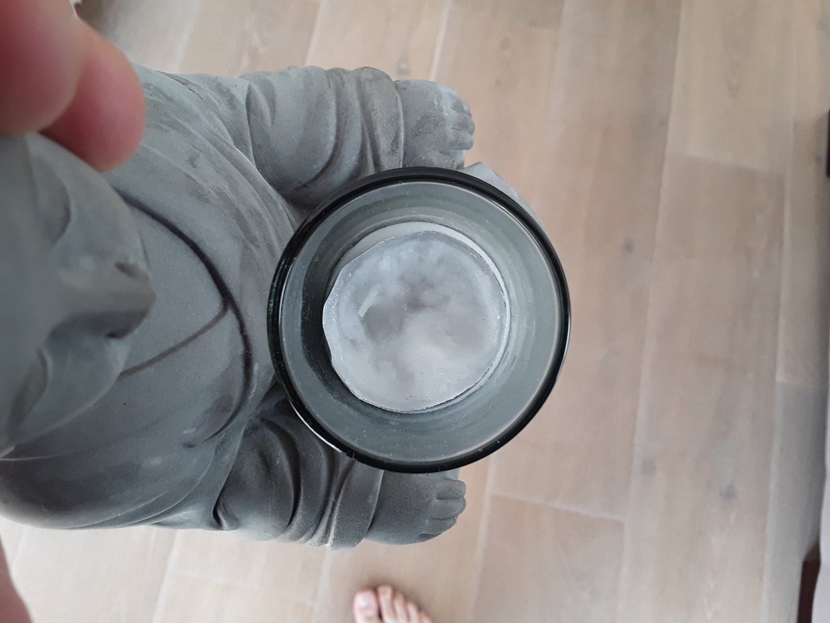 Hoe bizar ontdek ik nu: #vergrootglas effect zorgt er voor dat verf zo heet wordt in vensterbank dat deze afbladdert. Ook waxinelichtjes kunnen er niet tegen😮😮 #brand #brandgevaar #zon . Een gewaarschuwd mens telt voor twee!