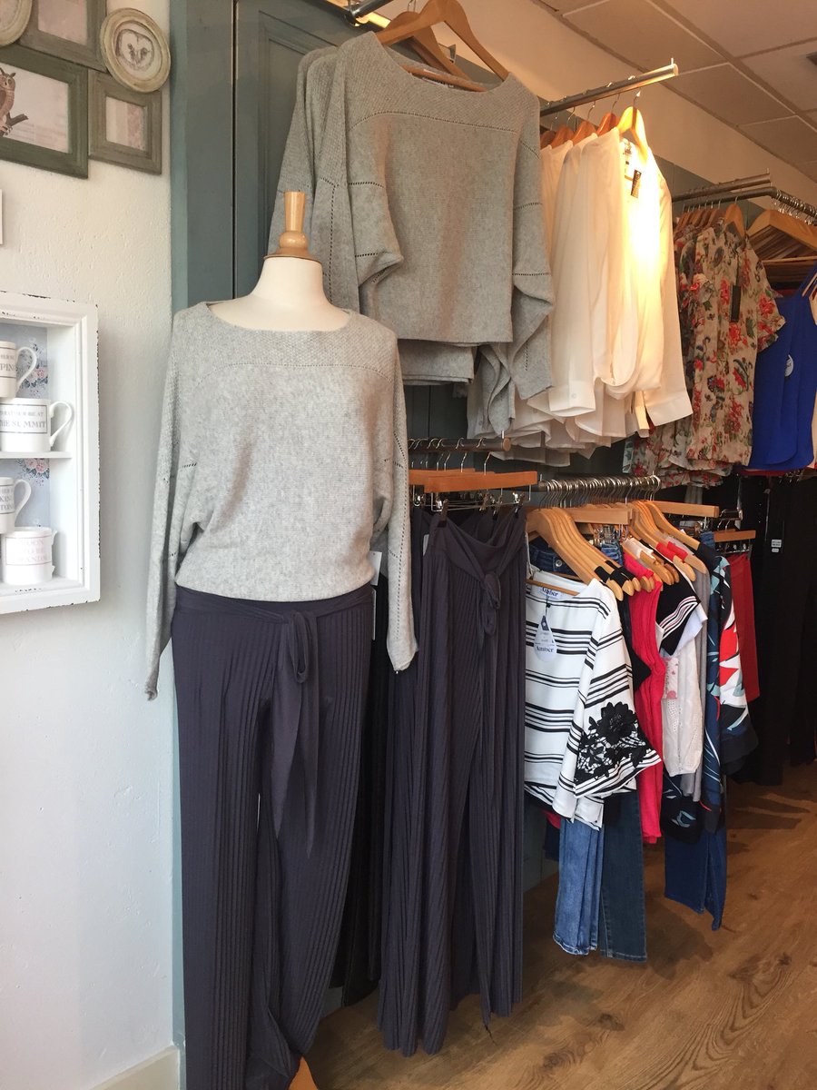 MaggieHowth's tweet photo. Beautiful bat wing jumper xs-xl €58
Grey pleated pants €52 https://t.co/wFlj1tYiL3
