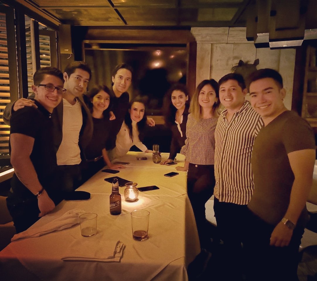 JuaNjOmunOzz's tweet photo. Celebrando... #hbdenana #friends #family #cousins #dinnerbirthday #mirel #meztli #tudon #lore #tito #armando https://t.co/GtpJVD59FM