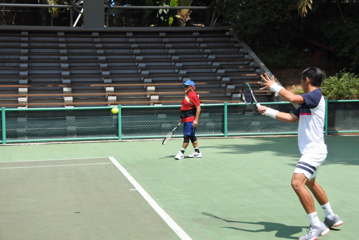 Tadi saya juga main tenis bersama mereka. Ini bukan yang pertama karena saya sudah lama kenal dan membina mereka, bahkan sejak masih yunior. Yang istimewa lagi, wasitnya Yustedjo Tarik, teman saya yang juga peraih medali emas Asian Games dan legenda tenis Indonesia.
