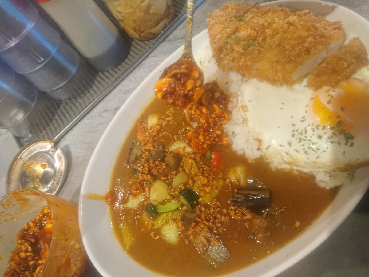 ブンサダカ Twitter પર 今月のカレー 西五反田がプチカレー激戦区になりつつある エビスカレーワークスは若いスタッフのおしゃれなお店だ 特長は自家製の食べるラー油をかけて辛さを調整する 牛スジ出汁る煮込み名物カツカレー860円 うまいぞー