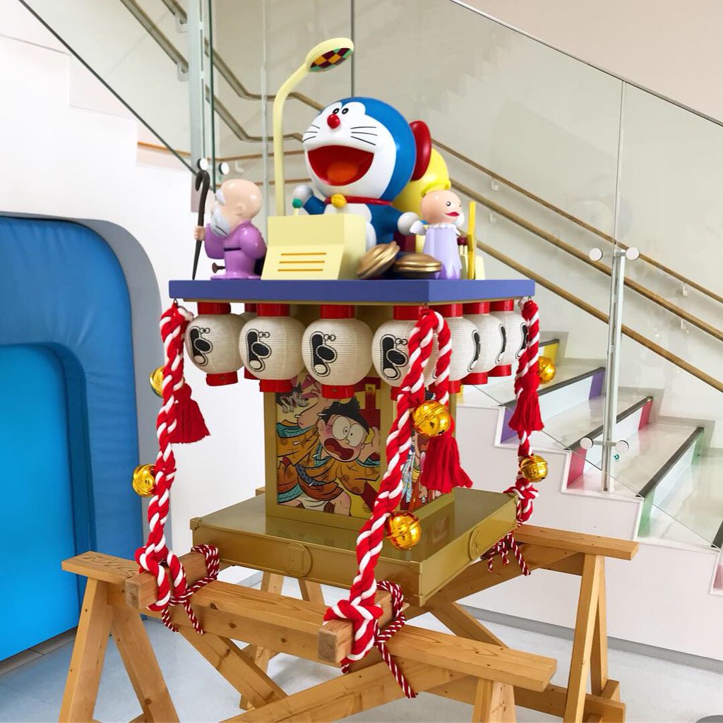 ドラえもん同好会 Auf Twitter 久しぶりの藤子 F 不二雄ミュージアム 屋上の広場で子供達が担ぐドラえもん神輿が登場 ドラえもん Doraemon Fujikof