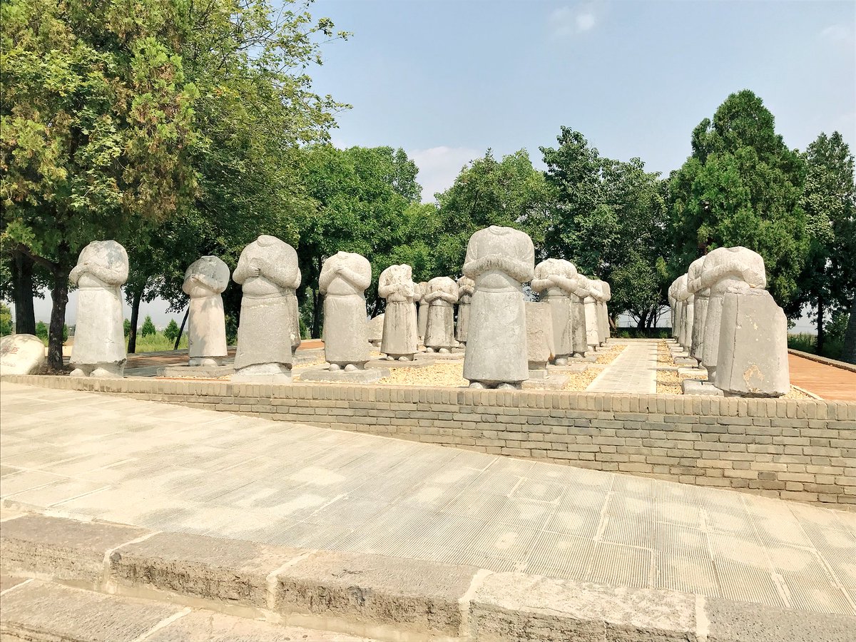 些事 乾陵は則天武后 とその夫の皇帝 のお墓 無字碑と首の落とされてしまった部下達とダチョウ