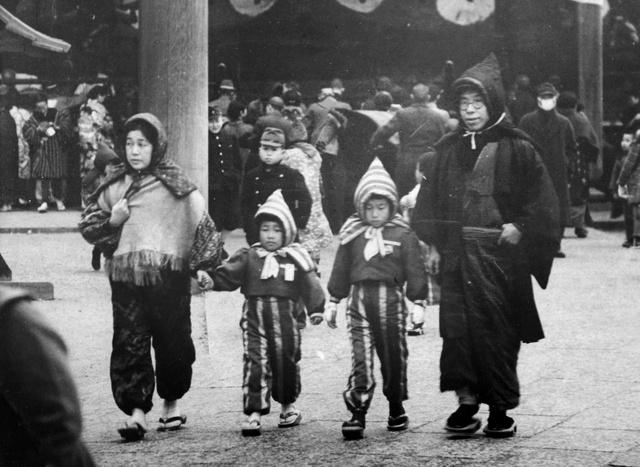 戦時中の防空壕の 防災頭巾 戦時中の防空壕の 防災頭巾