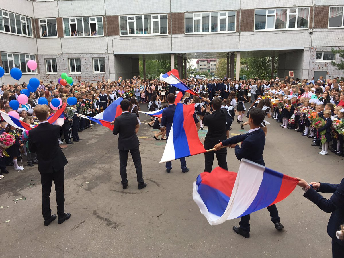 Поздравляю всех педагогов с Днём Знаний ! Здоровья и успехов во всем ! На линейке в 76 школе