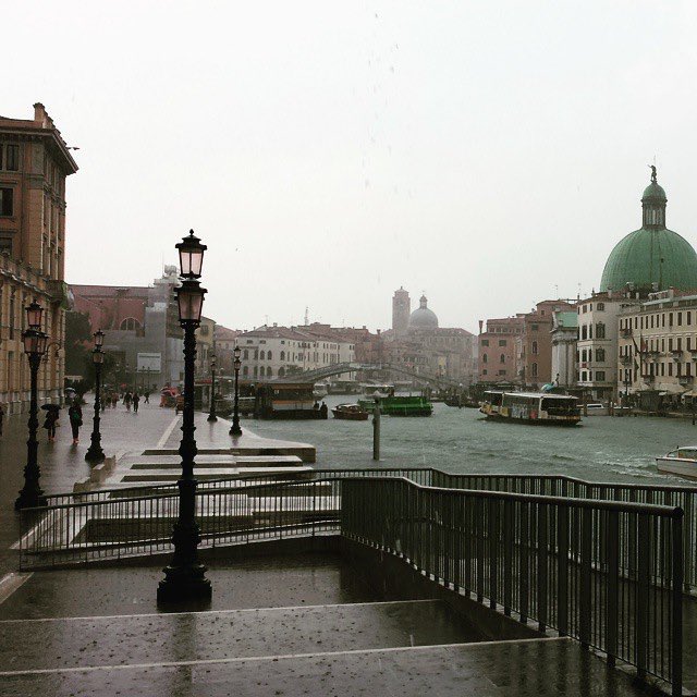 🎭 Buongiorno, amici! Anche la pioggia sa essere musica e oggi, mettiamoli cosí, ce n’è tanta! Buon sabato! 🎭

#1settembre