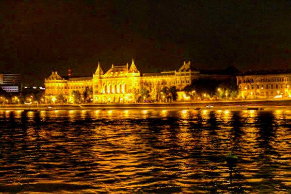 Megan__Cats's tweet photo. 💓Nothing beats night life at #Budapest .💕 It has the best lights 💖in #europe❤ after Paris . 💗 https://t.co/6o0MqIfeta