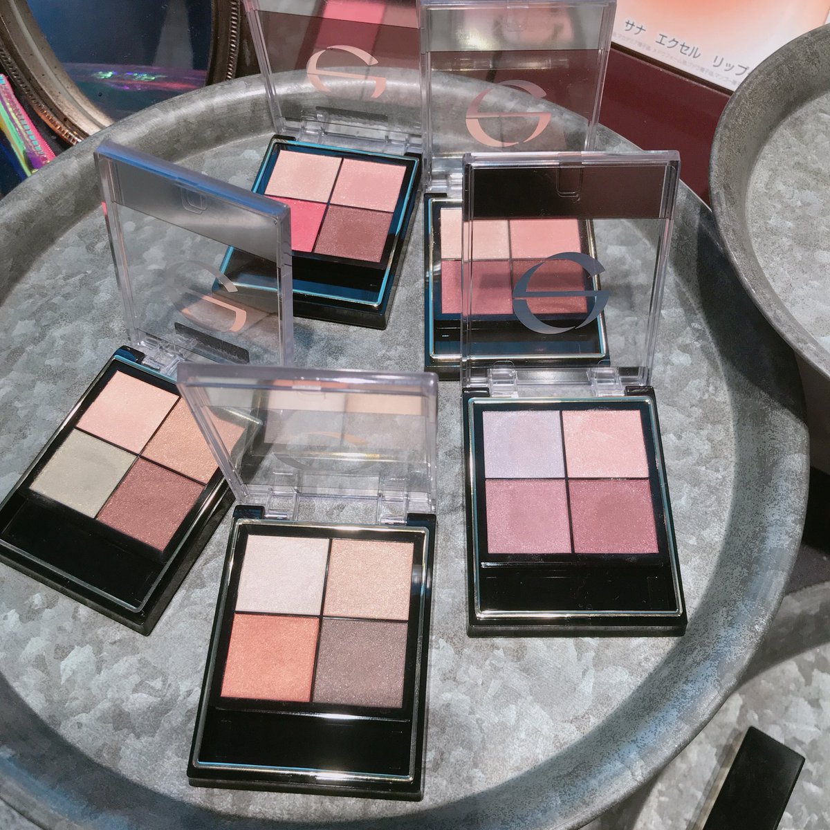 shihoriiin49's tweet image. excelから出る新色のアイシャドウとキラキラリップが可愛い☺️💄
#ロフトのコスフェス #excelmake