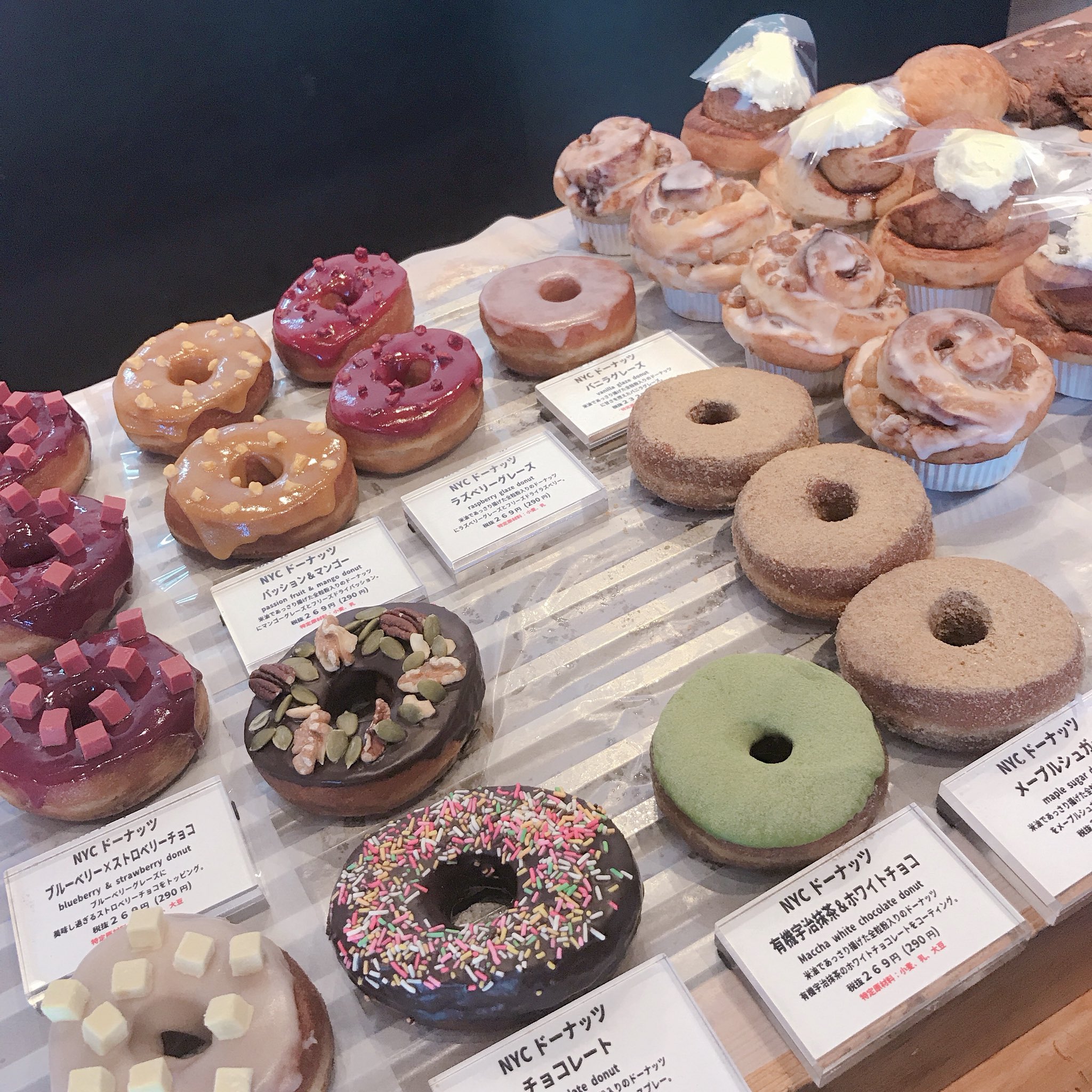 6月18ログアウト ブラフベーカリー ドーナツがめっちゃ可愛いし美味しそうなのだらけで店頭で何買うか唸った結果大好きなラズベリーに ドーナツの上はシュガー なのであたためました 温めると生地は揚げパンみたいな感じで上のシュガーは分厚目の