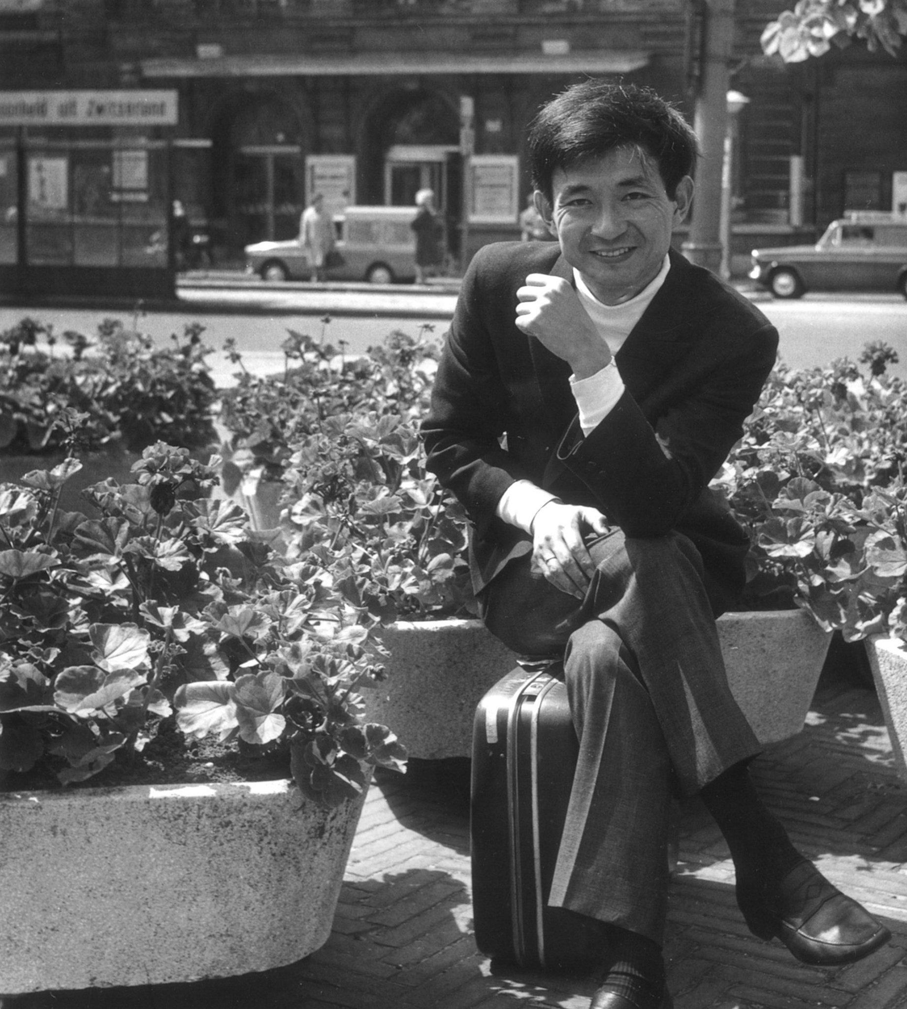 Happy birthday Seiji Ozawa! We love this archive picture of him outside the Concertgebouw in Amsterdam 