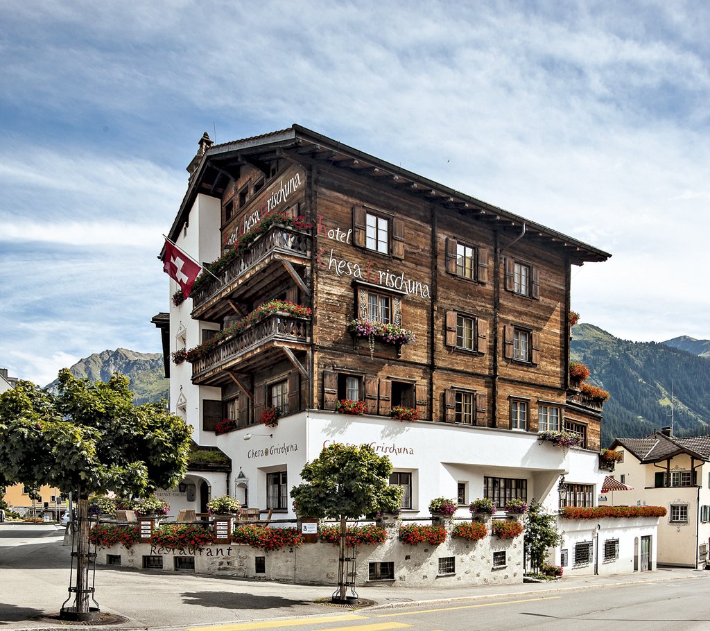 MySwitzerland_i's tweet photo. Pernottare comodamente e tornare indietro nel tempo? Gli #SwissHistoricHotels e gli #edificistorici ti catapulteranno in un’altra epoca: https://t.co/UGk7Var0nt https://t.co/TkeCQCngpn