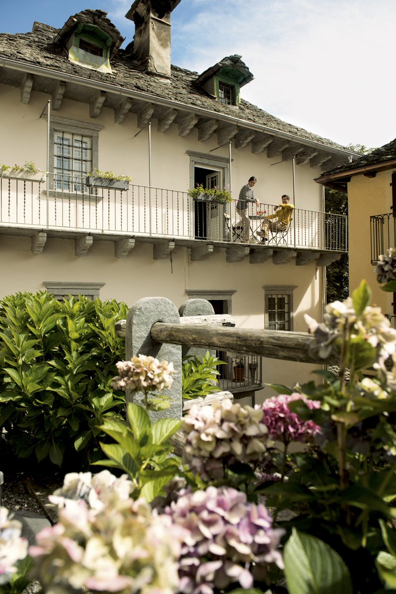 MySwitzerland_i's tweet photo. Pernottare comodamente e tornare indietro nel tempo? Gli #SwissHistoricHotels e gli #edificistorici ti catapulteranno in un’altra epoca: https://t.co/UGk7Var0nt https://t.co/TkeCQCngpn