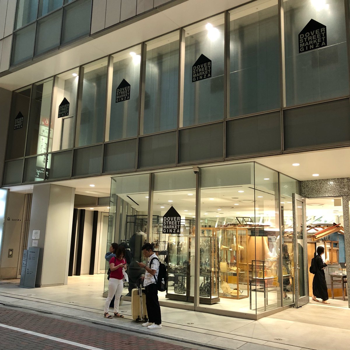 Godmeetsfashion Dsmgのsupreme売り場の17 00ごろの在庫状況 ナイキのコラボスニーカー 脚立は売り切れ その他のアイテムは ドーバーストリートマーケットギンザとしては 普段よりも在庫が有る感じでした 全色 全カラー入荷していないです