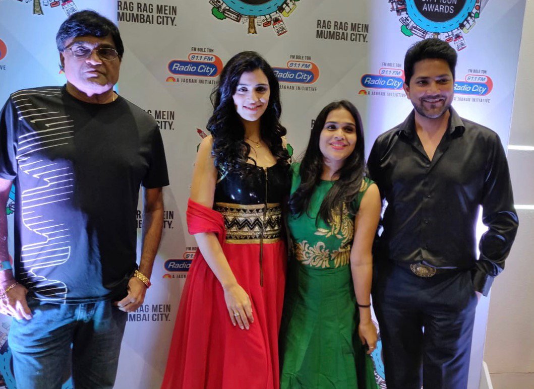 DreamersPR's tweet photo. Yesterday Hrudayat Something Something Team went to RadioCity's 'City Icon Awards' with RJ Mitali for Teaser Launch.

@SarafAshok @ANIKETCV @mesnehachavan
@radiocityindia @mitalijathar
#HrudayatSomethingSomething #TeaserLaunch https://t.co/1oQFGI7cjh