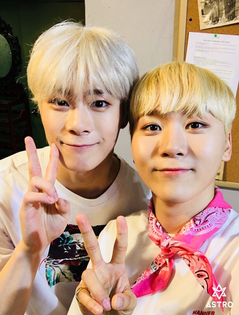 180901 close friends edition selfie with moonbin and seungkwan ˃◡˂ ꒰  #문빈  #승관  #세븐틴  #아스트로 ꒱  https://twitter.com/astro_staff/status/1035707981315203073?s=21