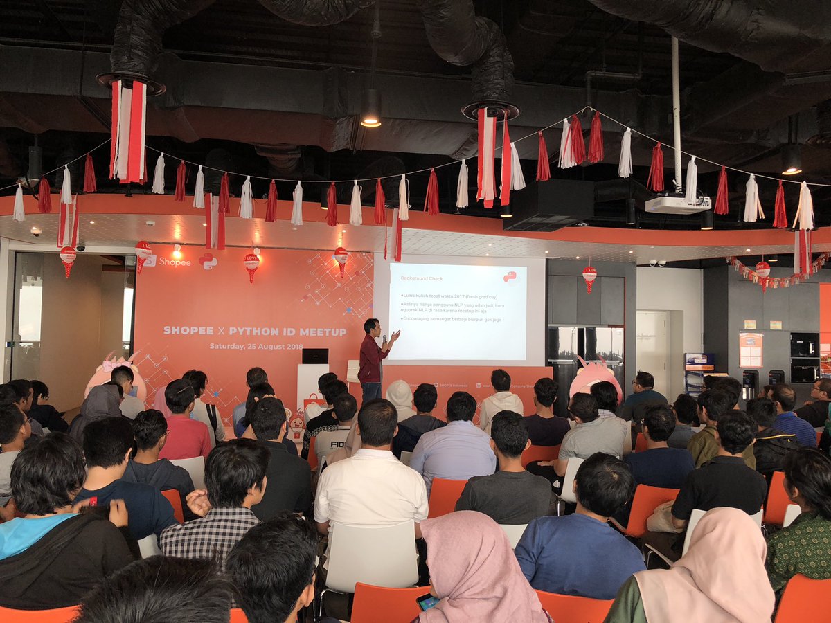 id_python's tweet image. Next! Septian menyampaikan materi tentang chatbox di meetup Python ID x Meetup #ShopeeID #PythonID