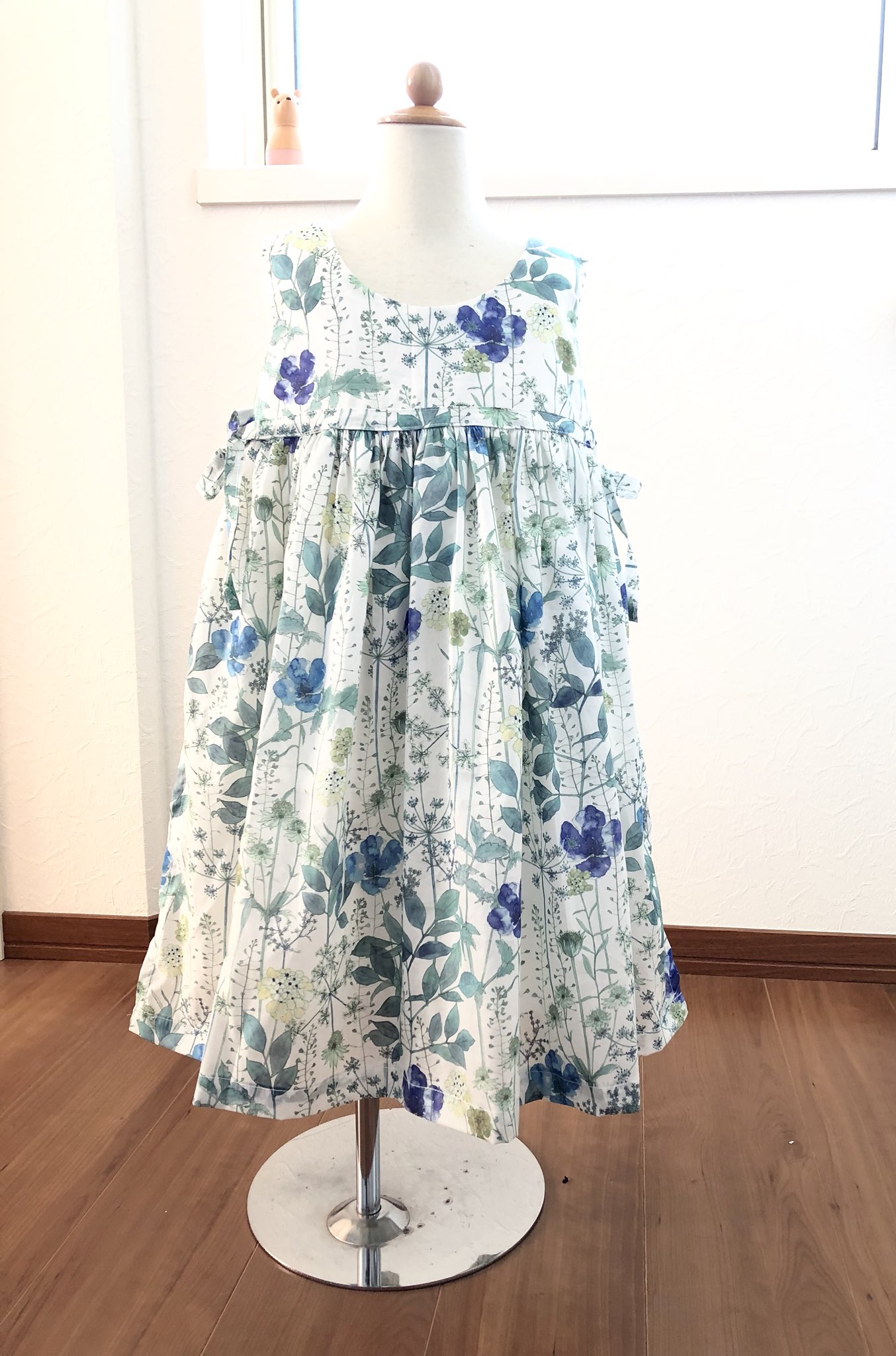 リバティとガーリーなハンドメイドの子供服 オーダーのお品 リバティのイルマのワンピ サイズ１２０ スケ防止の内布お付けしています スカートが風でふんわり揺れるようサイド工夫しています お姫様になれるワンピース リバティ子供服 リバティ