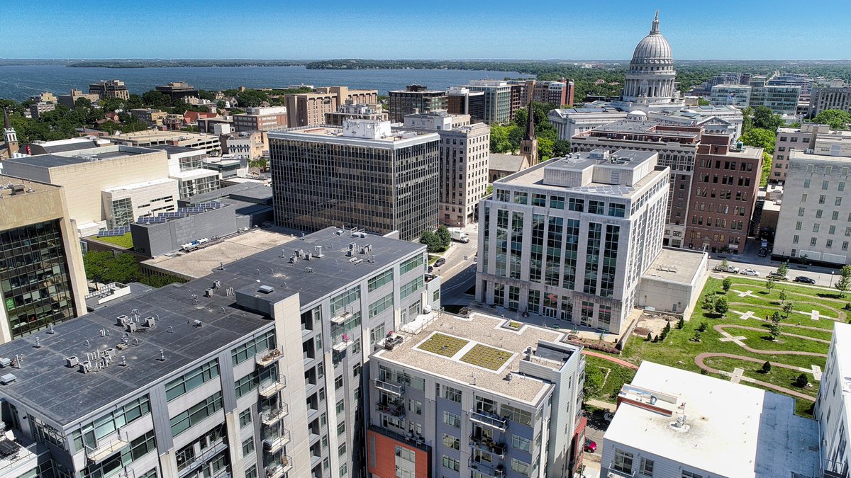 InteractiveAVI's tweet image. #DowntownMadison #MadisonIsthmus #DronePhotography #AerialPhotography