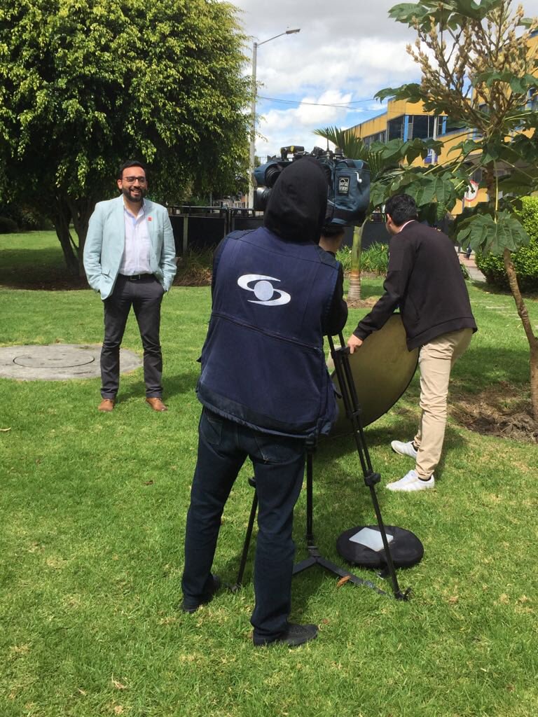 diagnofruit's tweet photo. Finalizando la @ExpoAgrofuturo 2018 con una entrevista de Nuestro Gte.Gral. De @diagnofruit Héctor García en @canalcaracoll de #Colombia, una iniciativa de @ProChile.                                             #Prochile #Chile #canalcaracol #expoagrofuturo2018 https://t.co/yAyHOWrMpE