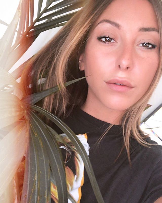 Miss__Mands's tweet photo. Why are up front pics so weird tho? Im like Is this my actual face? Why? 
Anyways, here’s me, up front whilst molesting a plant. As one does. 🌵 #Adventurous #NotEvenDrunk #NearlyFeltLikeBeingUnderAPalmTree #Nearly .
.
.
#bareface #barefaceselfie #sum… https://t.co/SRJkQitJAG https://t.co/K09GQcWeLa