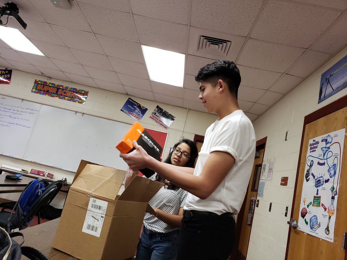 EISDMemorialHS's tweet photo. @thowardttu The energy throughout this activity was exceptional. What an engaging way to learn about the scientific method! https://t.co/0bB6HaG6AY
