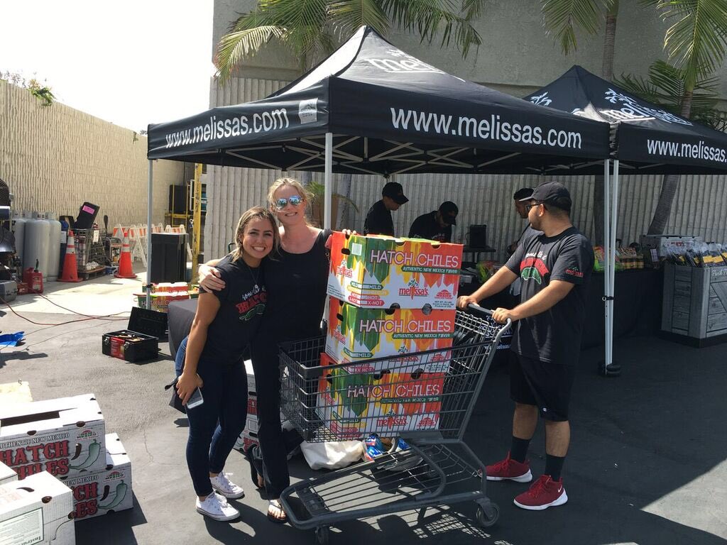 MelissasProduce's tweet photo. You know the weekend is off to a great start with Pacific Palisades @gelsonsmarkets roasting #HatchChiles! 
.
.
#HatchMatch  #CatchTheHatch 🌶 https://t.co/WgiP2WLbv7