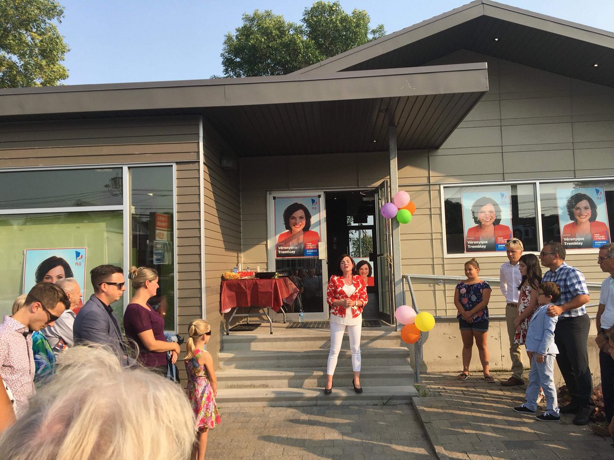 Vero_Tremblay's tweet photo. Belle ouverture de mon local électoral en compagnie de ma famille, de bénévoles et de plusieurs citoyens de Chauveau pour nous prêter main forte! #polqc #plq #chauveau #qc2018 #equipesolide https://t.co/ILEWpZj767