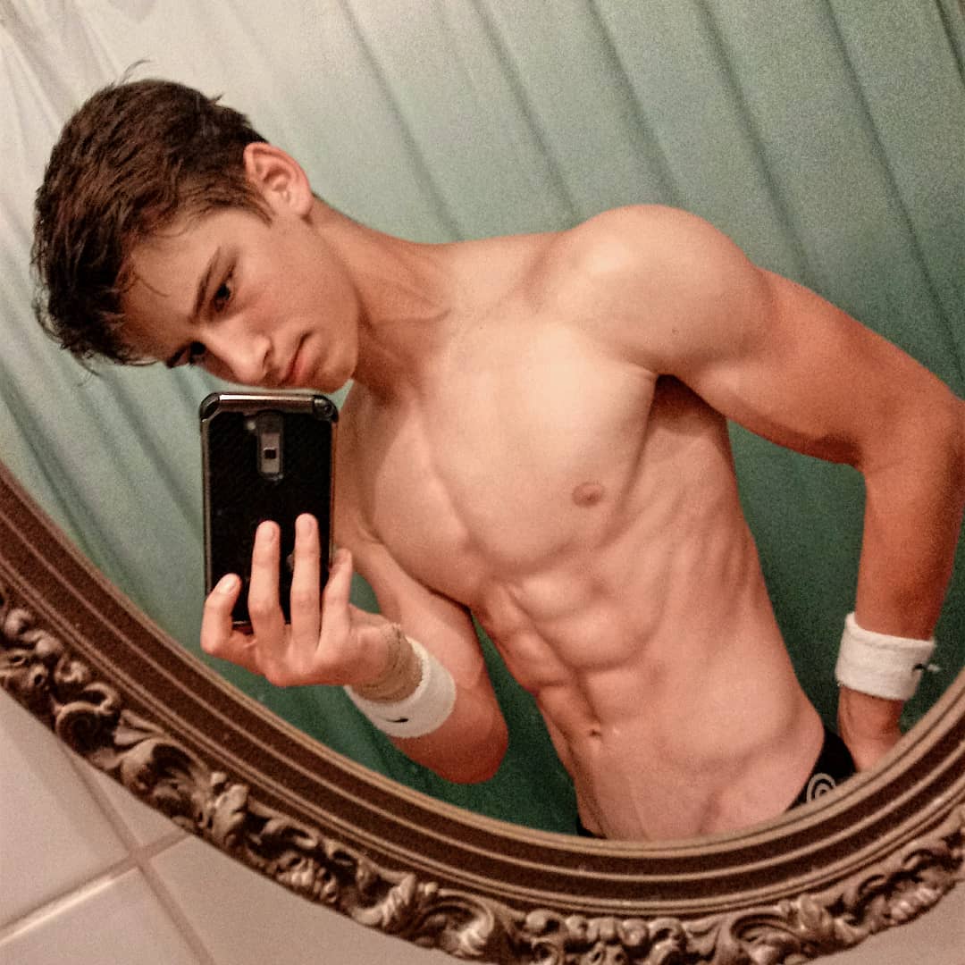 Abs Mirror Selfie - Download the perfect mirror selfie pictures. 