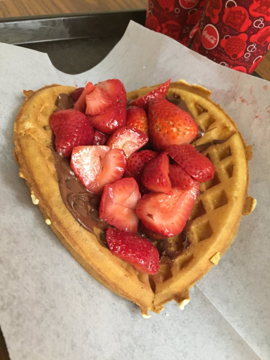 jodes1018's tweet photo. Couldn’t let #NationalWaffleDay go by without sharing this delicious delight from Sleepy Hollow #DisneyDining #DisneyQuickService #MagicKingdomEats #DisneyKids #HoldtheBananas https://t.co/hqmiZQpdpL