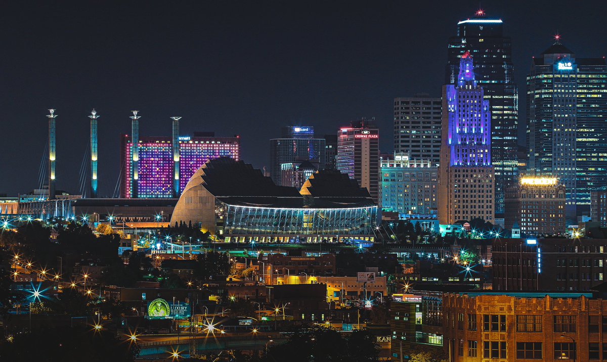 VisitKC's tweet photo. #FlickrKC: City glow. #HowWeDoKC https://t.co/8vium3omEx https://t.co/OlOXn9Q2fT