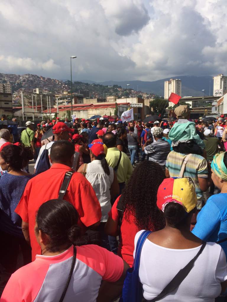 Clap26Q1's tweet photo. #paraisoactivo, el eje 4 marcha en respaldo a las medidas económicas acertadas del presidente @NicolasMaduro #JuntosTodoEsPosible @empelparaiso @FreddyBernal @YepfriArguello @nicolasgpsuv @ClapOficial https://t.co/kOnhidyZS2