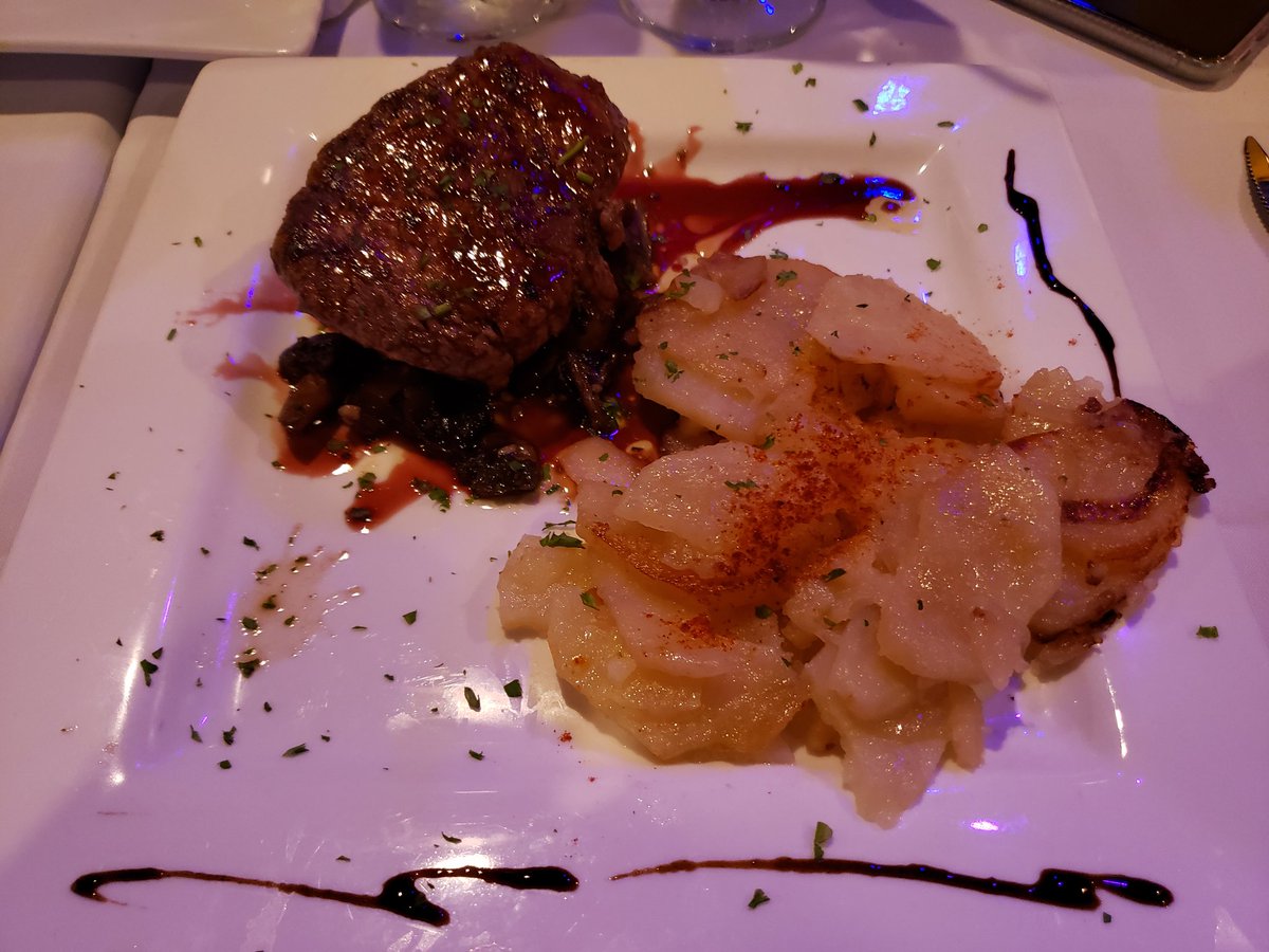 Carms_____'s tweet photo. Anyone hungry? 10oz Sirloin steak with mushrooms and red wine reduction and diced roasted potatoes 🤤😋 #GalaxyNote9 #TMOSamsungLaunchWeek #DualAperture #SceneOptimizer https://t.co/cCul1AjJZC