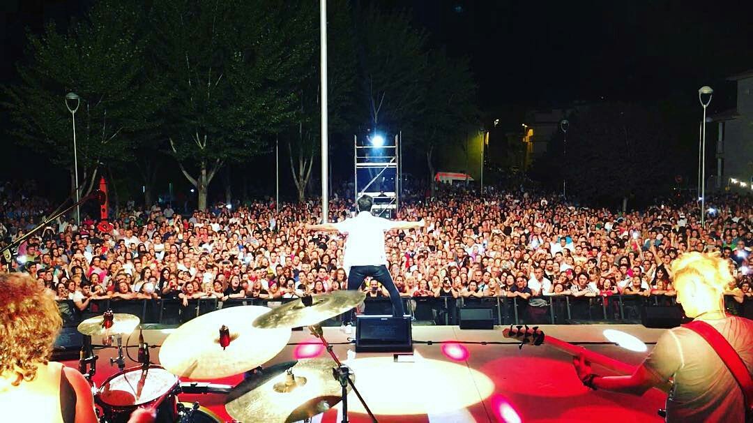 Buenos días #MareaRoja (from @David_Busta) -  Que grandes sois! #Huelma #Jaen #SoldOut #AmorPorLaMusica ❤️
#Busta #LoPideElAlma #SiempreATuLado #SiempreContigo #Song #Singer #Smile #Happy #AsiTeQueremosVer #TeQueremos #TourAmorDeLosDos #BustamanteEnConcierto #NuncaNosFuimos