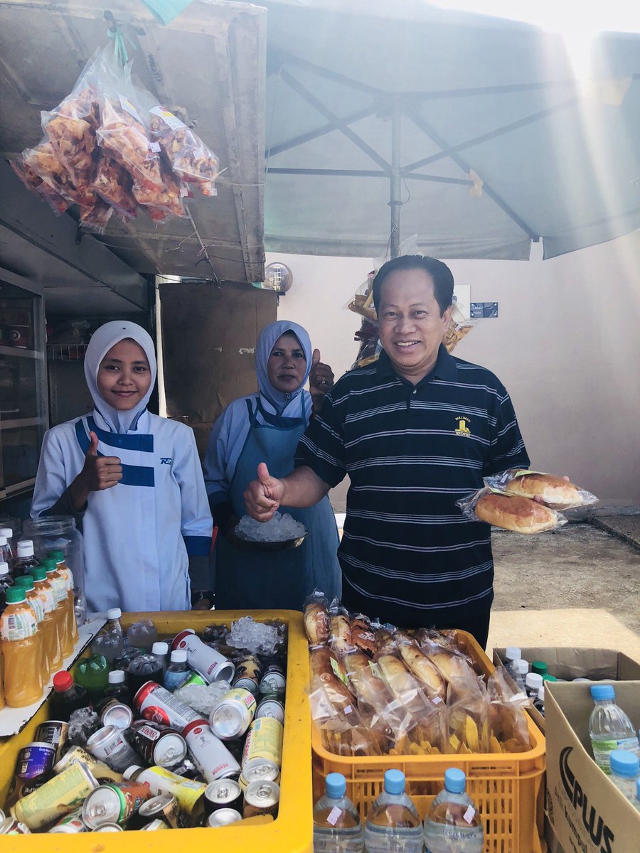 ahmadmaslan's tweet image. Berniaga di hentian sebelah #YongPeng, ramai juga pembeli, singgah belanja &amp;amp; / ke tandas. Cari #rezekihalal di mana jua, jika gigih hidup berdikari. Lebuh raya Yong Peng ke #JB dijanji 6 lorong oleh #BN, tak dapat dilaksana sbb belum menang. Tol masih kena bayar. Janji dicapati..