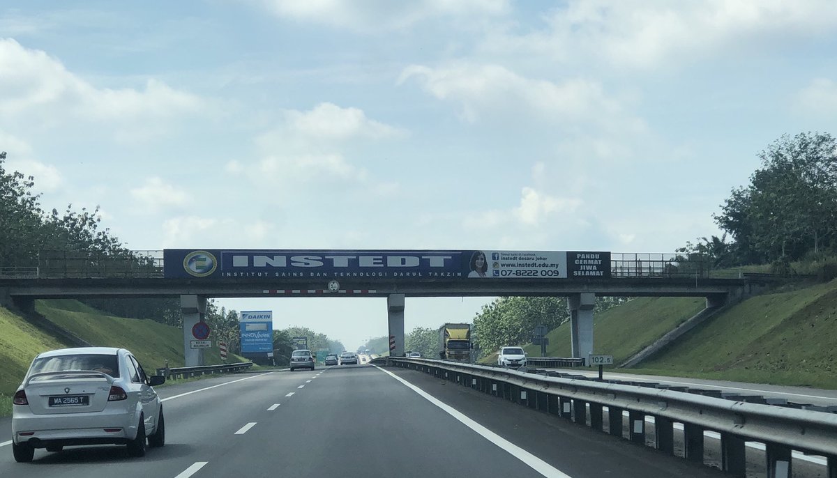 ahmadmaslan's tweet image. Berniaga di hentian sebelah #YongPeng, ramai juga pembeli, singgah belanja &amp;amp; / ke tandas. Cari #rezekihalal di mana jua, jika gigih hidup berdikari. Lebuh raya Yong Peng ke #JB dijanji 6 lorong oleh #BN, tak dapat dilaksana sbb belum menang. Tol masih kena bayar. Janji dicapati..