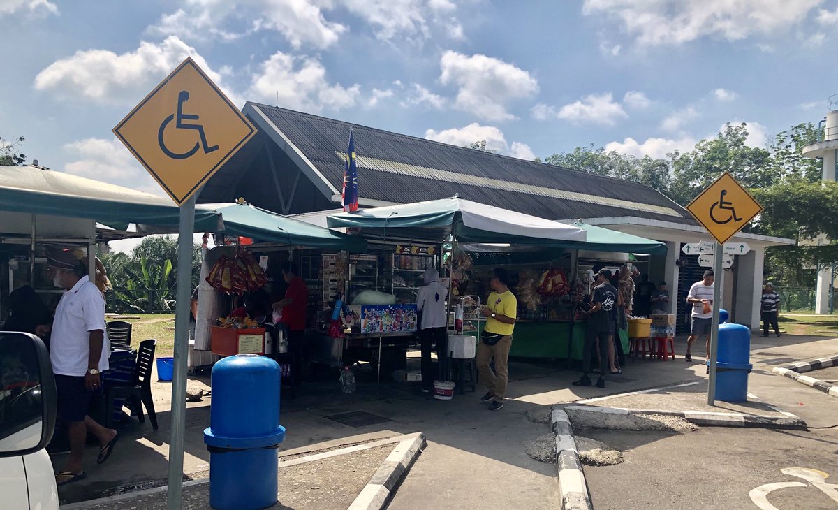 ahmadmaslan's tweet image. Berniaga di hentian sebelah #YongPeng, ramai juga pembeli, singgah belanja &amp;amp; / ke tandas. Cari #rezekihalal di mana jua, jika gigih hidup berdikari. Lebuh raya Yong Peng ke #JB dijanji 6 lorong oleh #BN, tak dapat dilaksana sbb belum menang. Tol masih kena bayar. Janji dicapati..