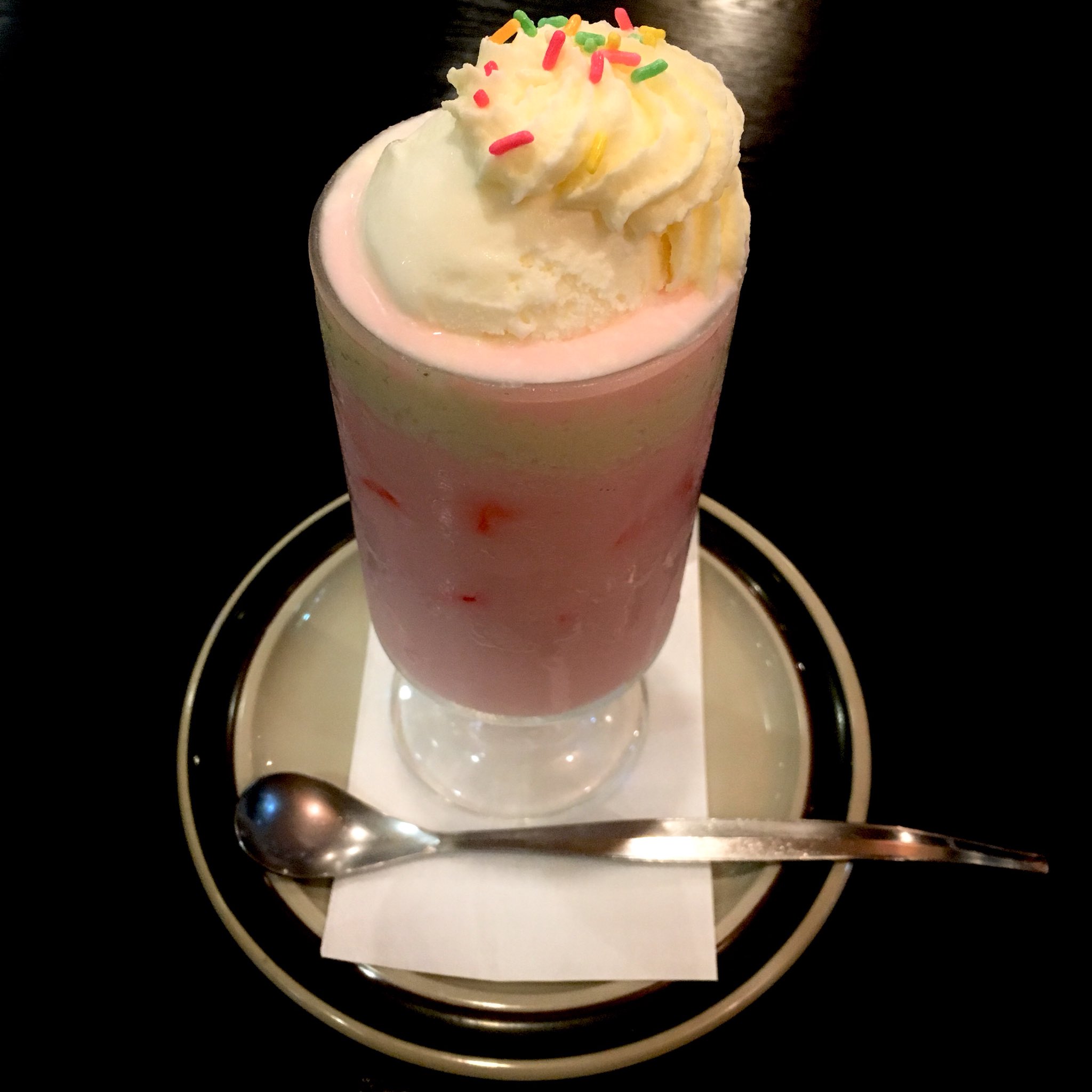 純喫茶コレクション A Tuwita 本日19時からは銀座蔦屋書店にて大橋裕之さんとトークイベントです 満員御礼に感謝 ご参加の皆様はお気をつけていらして下さいませ 昨晩は久々に阿佐ヶ谷 パーラーエルへ カラースプレーが可愛いストロベリークープ ベーコンとたまご