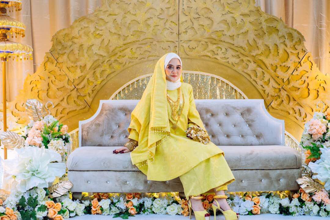 fatihahfaizur's tweet photo. Hey ladies! I decided to rent out my baju kahwin to those who love traditional costume. (Baju kurung, veil, kasut, samping lelaki). Feel free to reach me on DM. Kindly help to spread this out thanks! 💕😘 https://t.co/ZHdnIEszqT