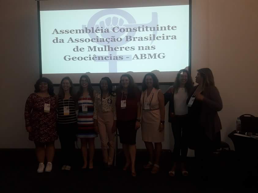 abmgeo_brasil's tweet photo. Com quase 200 pessoas, a Assembleia Constituinte da #ABMG foi um sucesso! Nossa primeira diretoria já foi eleita. Agradecemos a @SBGeo pelo espaço durante o #49CBG. Já estamos trabalhando para nosso registro e na elaboração do nosso site. Aguardem! https://t.co/8HbrGbSfiJ